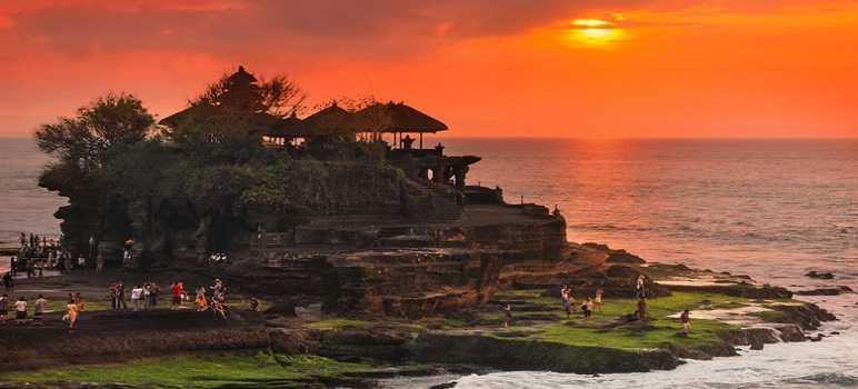 Tanah Lot Bali: Daya Tarik, Mitos dan Harga Tiket Masuk