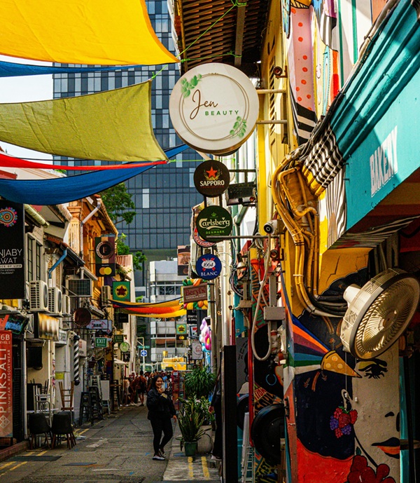 10 Tempat Belanja Seru di Singapura yang Wajib Kamu Kunjungi, 1. Orchard Road, 2. Bugis Street, 3. Chinatown, 4. Little India, 5. Mustafa Centre, 6. Tiong Bahru, 7. Holland Village, 8. IMM Outlet Mall, 9. Funan Digitalife Mall, 10. Haji Lane