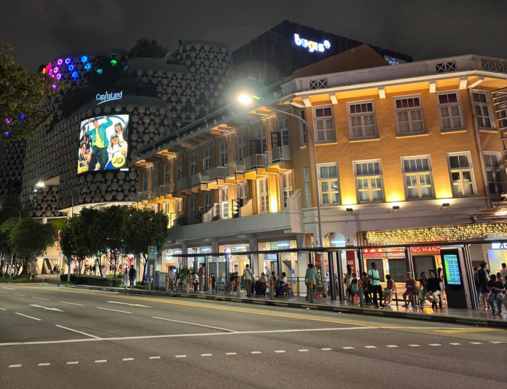 10 Tempat Belanja Seru di Singapura yang Wajib Kamu Kunjungi, 1. Orchard Road, 2. Bugis Street, 3. Chinatown, 4. Little India, 5. Mustafa Centre, 6. Tiong Bahru, 7. Holland Village, 8. IMM Outlet Mall, 9. Funan Digitalife Mall, 10. Haji Lane