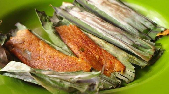 11 Oleh-oleh Khas Batam yang Wajib jadi Buah Tangan, 1. Luti Gendang: Roti Isi Ikan Suwir yang Bikin Ketagihan, 2. Otak-Otak Batam: Cita Rasa Laut yang Autentik, 3. Bingka Bakar: Kue Tradisional dengan Sentuhan Modern, 4. Kek Pisang Villa: Jadikan Momen Manis di Rumah, 5. Bilis Molen: Perpaduan Unik Gurih dan Renyah, 6. Mie Tarempa Instan: Rasa Otentik Khas Batam di Rumah, 7. Mie Lendir: Nikmat Gurih dengan Kuah Kacang Kental, 8. Putu Piring: Cemilan Tradisional dengan Rasa Otentik, 9. Batik Gonggong: Kain Batik Unik dengan Motif Laut, 10. Kerajinan Tangan dari Kerang: Suvenir Eksotis Asal Batam, 11. Barang Branded: Surga Belanja dengan Harga Miring