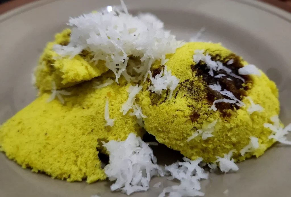 11 Oleh-oleh Khas Batam yang Wajib jadi Buah Tangan, 1. Luti Gendang: Roti Isi Ikan Suwir yang Bikin Ketagihan, 2. Otak-Otak Batam: Cita Rasa Laut yang Autentik, 3. Bingka Bakar: Kue Tradisional dengan Sentuhan Modern, 4. Kek Pisang Villa: Jadikan Momen Manis di Rumah, 5. Bilis Molen: Perpaduan Unik Gurih dan Renyah, 6. Mie Tarempa Instan: Rasa Otentik Khas Batam di Rumah, 7. Mie Lendir: Nikmat Gurih dengan Kuah Kacang Kental, 8. Putu Piring: Cemilan Tradisional dengan Rasa Otentik, 9. Batik Gonggong: Kain Batik Unik dengan Motif Laut, 10. Kerajinan Tangan dari Kerang: Suvenir Eksotis Asal Batam, 11. Barang Branded: Surga Belanja dengan Harga Miring