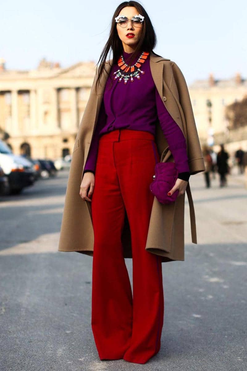 www.elleuk.com, 1. Ingin tampil beda? Kamu bisa mencoba memadankan warna ungu dengan merah. Total look-mu akan semakin bold dan keren., 2. Padu-padan warna ungu dan hitam akan membuat penampilan terlihat lebih elegan., 3. Kamu juga bisa tampil playful dengan warna ungu lho. Coba kombinasikan dengan warna cerah seperti oranye. Kamu akan terlihat lebih menarik., 4. Putih memang akan selalu jadi andalan untuk mix n match pakaian. Gayamu dijamin akan jadi lebih stylish dengan dua warna ini.