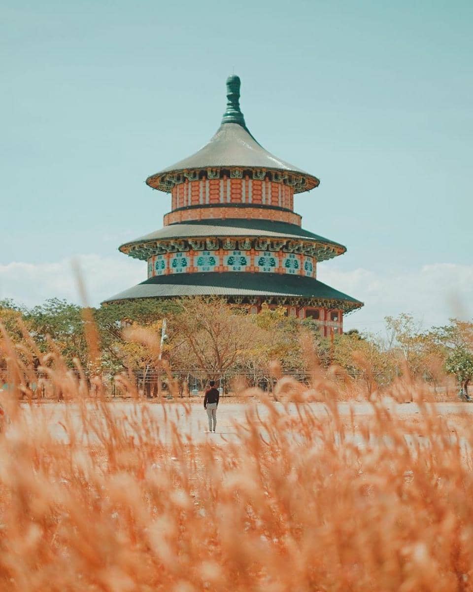 Pagoda Tian Ti (Instagram.com/gustindra), 1. Atlantis Land Surabaya, 2. Kelenteng Sanggar Agung Kenjeran dan Pagoda Tian Ti, 3. Park Shanghai Pakuwon City Mall, 4. Surabaya North Quay, 5. Taman Bhinneka (Nusantara Creativity Center), 6. Taman Mozaik, 7. Wisata Perahu Kalimas