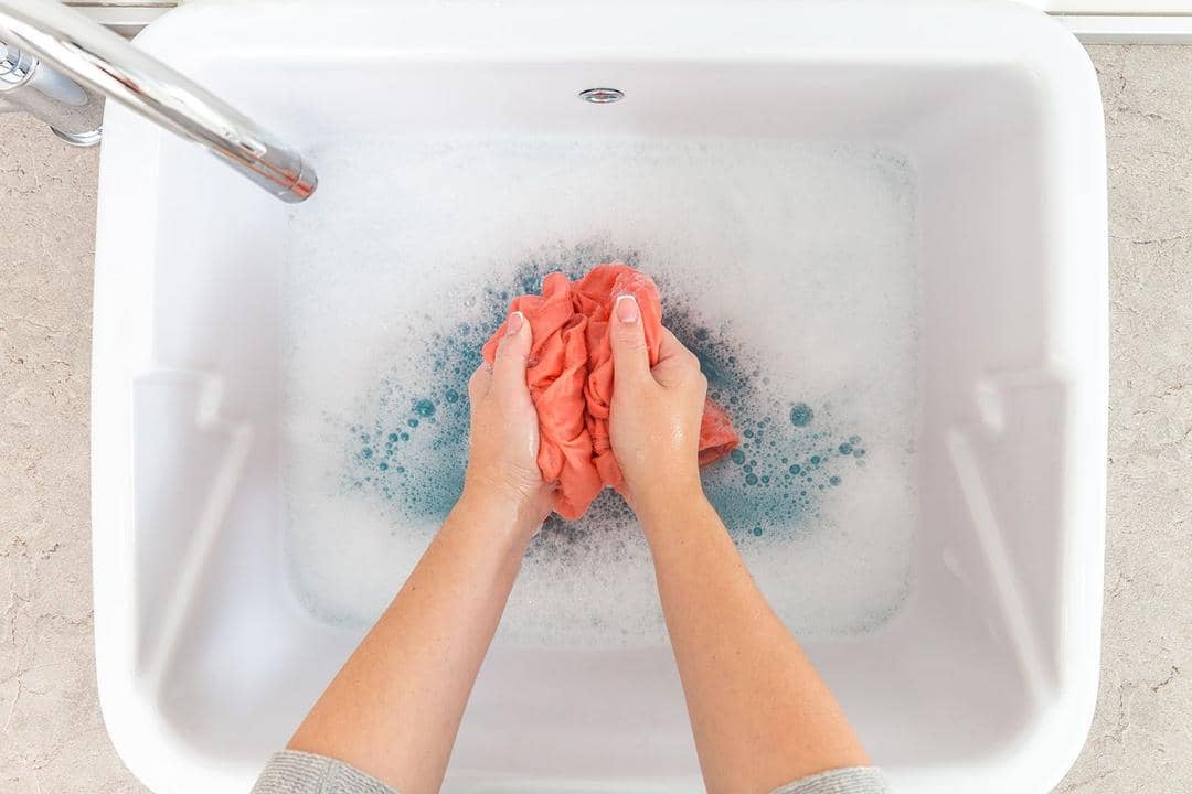 1. Bersihkan gumpalan noda kunyit pada pakaian, 2. Rendam baju yang terkena noda kunyit dengan detergent, 3. Segera cuci dengan mesin cuci ya!, 4. Jemur pakaian di bawah sinar matahari