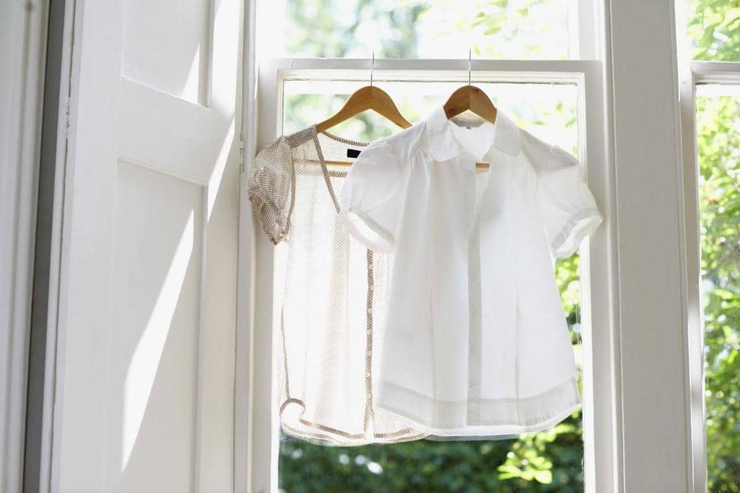 1. Bersihkan gumpalan noda kunyit pada pakaian, 2. Rendam baju yang terkena noda kunyit dengan detergent, 3. Segera cuci dengan mesin cuci ya!, 4. Jemur pakaian di bawah sinar matahari