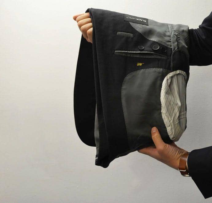 1. Angkat dan balik setelan blazer atau jas, 2. Lipat bagian bahu, 3. Lipat setengah bagian, 4. Done!