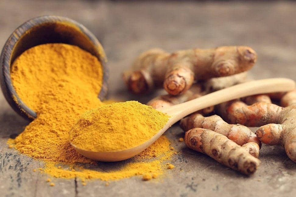 1. Bersihkan gumpalan noda kunyit pada pakaian, 2. Rendam baju yang terkena noda kunyit dengan detergent, 3. Segera cuci dengan mesin cuci ya!, 4. Jemur pakaian di bawah sinar matahari