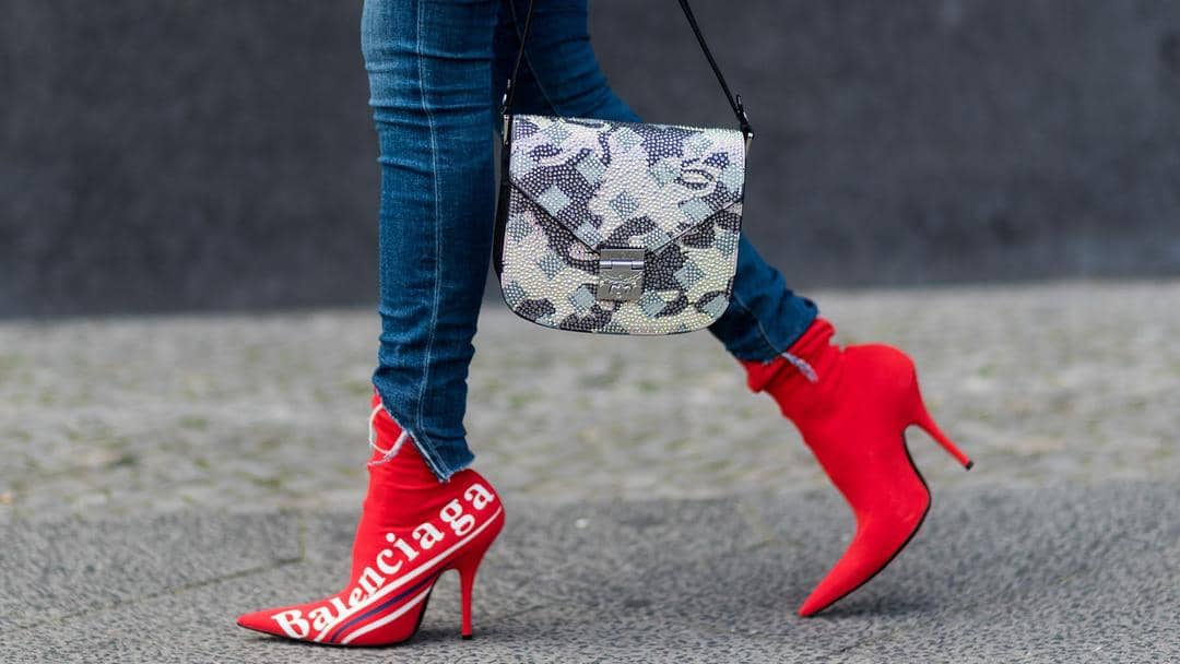 1. Gunakan air hangat dan sponge yang tidak terlalu basah, 2. Keringkan sepatu high heels dengan kanebo atau handuk kering, 3. Andalkan baking soda, 4. Nggak perlu menjemur high heels terlalu lama