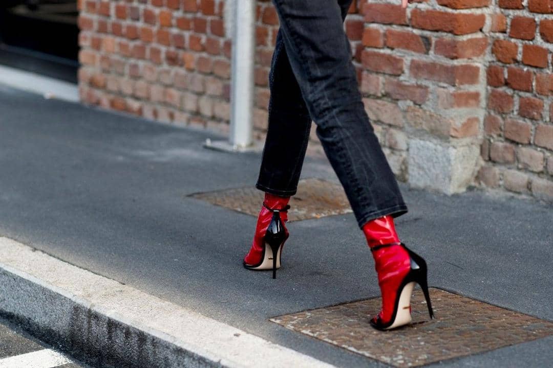 1. Gunakan air hangat dan sponge yang tidak terlalu basah, 2. Keringkan sepatu high heels dengan kanebo atau handuk kering, 3. Andalkan baking soda, 4. Nggak perlu menjemur high heels terlalu lama
