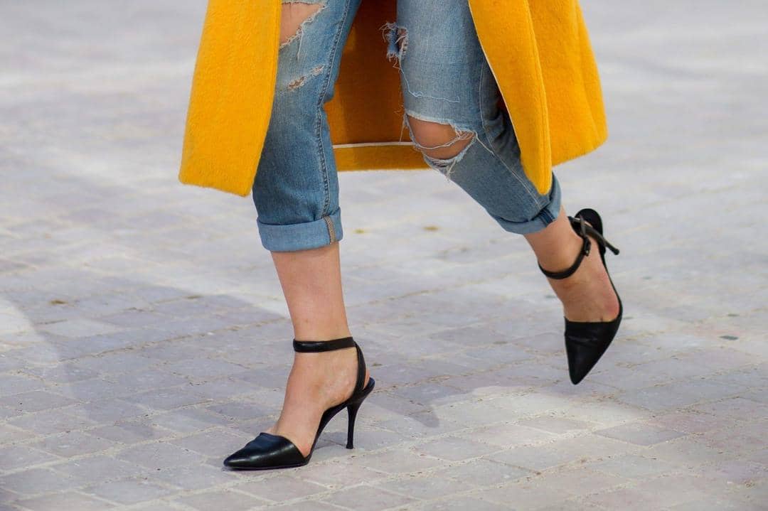1. Gunakan air hangat dan sponge yang tidak terlalu basah, 2. Keringkan sepatu high heels dengan kanebo atau handuk kering, 3. Andalkan baking soda, 4. Nggak perlu menjemur high heels terlalu lama
