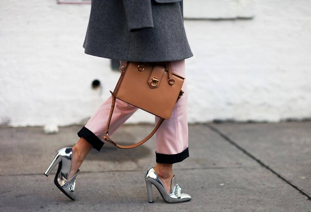 1. Gunakan air hangat dan sponge yang tidak terlalu basah, 2. Keringkan sepatu high heels dengan kanebo atau handuk kering, 3. Andalkan baking soda, 4. Nggak perlu menjemur high heels terlalu lama
