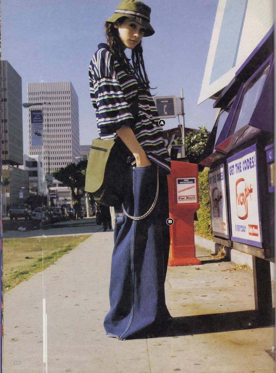1. Layaknya celana yang terlalu longgar, baggy jeans ngehits banget di tahun 90an. Apalagi saat dikombinasikan dengan baju yang oversized dan sneakers. Paling keren pada masanya, deh!, 2. Layering clothes sudah menjadi favorit di tahun 90an. Melapisi kaos lengan panjang dengan kaos lengan pendek yang memiliki warna berbeda, terasa paling up-to-date!, 3. Bukan hanya sebagai baju olah raga, namun baju senam juga dijadikan sebagai baju sehari-hari. Hmm.. masih mau pakai baju senam sehari-hari untuk tahun ini?, 4. Sulit berjalan tidak jadi masalah, asal tetap gaya! Sepatu dengan platform dan hak yang tinggi sempat menjadi sepatu paling diincar di tahun 90an., 5. Kacamata model persegi panjang ini sempat dipopulerkan oleh para boyband dan girlband Hollywood. Justin Timberlake menjadi salah satu seleb yang sering banget terlihat pakai kacamata ini. Nggak heran deh, kalau para penggemarkan meniru gaya outfit-nya.