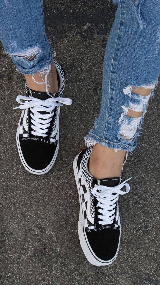 1. Cara paling simpel yang pasti kamu punya adalah kaos kaki. Lipat ujung kaos kakimu menjadi dua lalu masukkan ke dalam sepatu. Selain lebih nyaman, cara ini mudah kamu aplikasikan untuk sehari-hari., 2. Heels grip bisa kamu pakai ketika menggunakan high heels yang kebesaran. Berupa tambalan, heels grip bisa kamu tempelkan dibagian belakang kaki., 3. Cara selanjutnya, gunakan sol tambahan sebagai alas sepatu. Sol tambahan bisa menambah volume pada sepatu sehingga cocok kamu pakai saat berniat memakai sepatu favoritmu yang kebesaran., 4. Berniat untuk memakai flat shoes namun kebesaran, kamu bisa tambahkan foot pad. Nggak perlu khawatir, foot pad bisa kamu beli di toko online atau toko khusus sepatu., 5. Kamu bisa mengandalkan tisu ketika harus memakai sepatu yang kebesaran saat terburu-buru. Ambil beberapa helai tisu, bentuk tisu menyerupai bola lalu masukkan ke dalam ujung sepatu. Simpel!