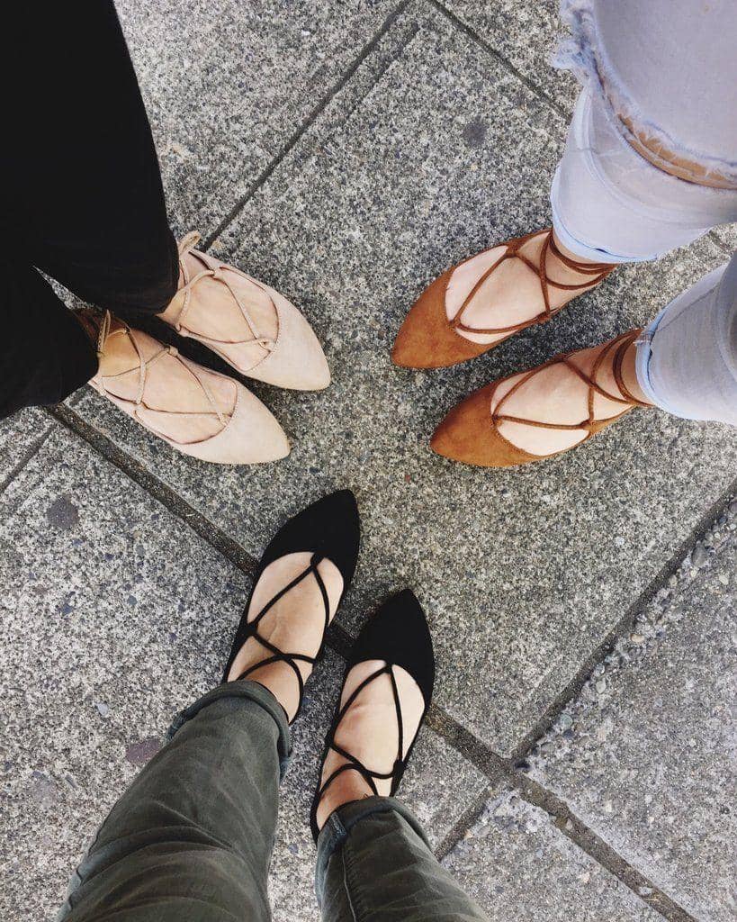 1. Cara paling simpel yang pasti kamu punya adalah kaos kaki. Lipat ujung kaos kakimu menjadi dua lalu masukkan ke dalam sepatu. Selain lebih nyaman, cara ini mudah kamu aplikasikan untuk sehari-hari., 2. Heels grip bisa kamu pakai ketika menggunakan high heels yang kebesaran. Berupa tambalan, heels grip bisa kamu tempelkan dibagian belakang kaki., 3. Cara selanjutnya, gunakan sol tambahan sebagai alas sepatu. Sol tambahan bisa menambah volume pada sepatu sehingga cocok kamu pakai saat berniat memakai sepatu favoritmu yang kebesaran., 4. Berniat untuk memakai flat shoes namun kebesaran, kamu bisa tambahkan foot pad. Nggak perlu khawatir, foot pad bisa kamu beli di toko online atau toko khusus sepatu., 5. Kamu bisa mengandalkan tisu ketika harus memakai sepatu yang kebesaran saat terburu-buru. Ambil beberapa helai tisu, bentuk tisu menyerupai bola lalu masukkan ke dalam ujung sepatu. Simpel!