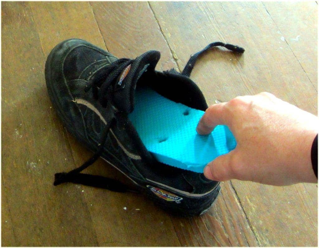 1. Cara paling simpel yang pasti kamu punya adalah kaos kaki. Lipat ujung kaos kakimu menjadi dua lalu masukkan ke dalam sepatu. Selain lebih nyaman, cara ini mudah kamu aplikasikan untuk sehari-hari., 2. Heels grip bisa kamu pakai ketika menggunakan high heels yang kebesaran. Berupa tambalan, heels grip bisa kamu tempelkan dibagian belakang kaki., 3. Cara selanjutnya, gunakan sol tambahan sebagai alas sepatu. Sol tambahan bisa menambah volume pada sepatu sehingga cocok kamu pakai saat berniat memakai sepatu favoritmu yang kebesaran., 4. Berniat untuk memakai flat shoes namun kebesaran, kamu bisa tambahkan foot pad. Nggak perlu khawatir, foot pad bisa kamu beli di toko online atau toko khusus sepatu., 5. Kamu bisa mengandalkan tisu ketika harus memakai sepatu yang kebesaran saat terburu-buru. Ambil beberapa helai tisu, bentuk tisu menyerupai bola lalu masukkan ke dalam ujung sepatu. Simpel!