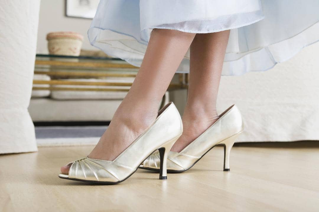 1. Cara paling simpel yang pasti kamu punya adalah kaos kaki. Lipat ujung kaos kakimu menjadi dua lalu masukkan ke dalam sepatu. Selain lebih nyaman, cara ini mudah kamu aplikasikan untuk sehari-hari., 2. Heels grip bisa kamu pakai ketika menggunakan high heels yang kebesaran. Berupa tambalan, heels grip bisa kamu tempelkan dibagian belakang kaki., 3. Cara selanjutnya, gunakan sol tambahan sebagai alas sepatu. Sol tambahan bisa menambah volume pada sepatu sehingga cocok kamu pakai saat berniat memakai sepatu favoritmu yang kebesaran., 4. Berniat untuk memakai flat shoes namun kebesaran, kamu bisa tambahkan foot pad. Nggak perlu khawatir, foot pad bisa kamu beli di toko online atau toko khusus sepatu., 5. Kamu bisa mengandalkan tisu ketika harus memakai sepatu yang kebesaran saat terburu-buru. Ambil beberapa helai tisu, bentuk tisu menyerupai bola lalu masukkan ke dalam ujung sepatu. Simpel!