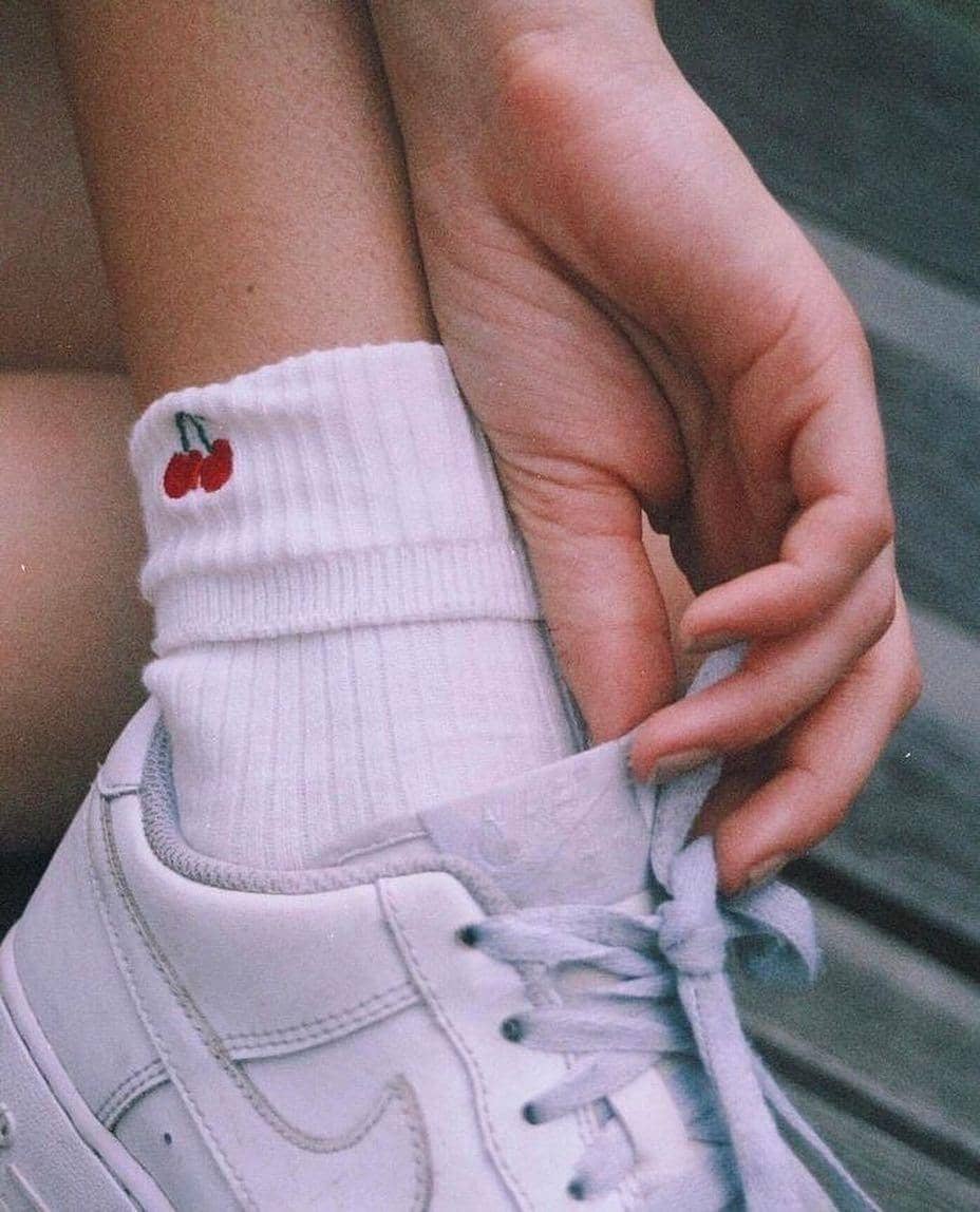 1. Cara paling simpel yang pasti kamu punya adalah kaos kaki. Lipat ujung kaos kakimu menjadi dua lalu masukkan ke dalam sepatu. Selain lebih nyaman, cara ini mudah kamu aplikasikan untuk sehari-hari., 2. Heels grip bisa kamu pakai ketika menggunakan high heels yang kebesaran. Berupa tambalan, heels grip bisa kamu tempelkan dibagian belakang kaki., 3. Cara selanjutnya, gunakan sol tambahan sebagai alas sepatu. Sol tambahan bisa menambah volume pada sepatu sehingga cocok kamu pakai saat berniat memakai sepatu favoritmu yang kebesaran., 4. Berniat untuk memakai flat shoes namun kebesaran, kamu bisa tambahkan foot pad. Nggak perlu khawatir, foot pad bisa kamu beli di toko online atau toko khusus sepatu., 5. Kamu bisa mengandalkan tisu ketika harus memakai sepatu yang kebesaran saat terburu-buru. Ambil beberapa helai tisu, bentuk tisu menyerupai bola lalu masukkan ke dalam ujung sepatu. Simpel!