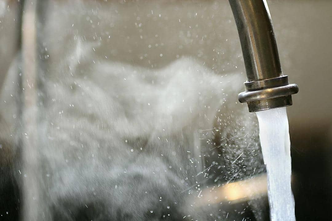 1. Kamu bisa mengandalkan baking soda untuk membuat pakaian kembali bersih dari jamur. Nggak sulit, kamu bisa oleskan baking soda yang telah dicampur dengan air pada bagian pakaian yang muncul bintik hitam. Diamkan selama 15 menit, lalu gosok dengan sikat gigi bekas. Jika sudah, tinggal bilas pakaian dengan air bersih deh!, 2. Kombinasi lemon dan garam diyakini ampuh untuk menghilangkan noda jamur pada pakaian, lho! Campur 2 sendok garam dan air lemon kedalam air hangat. Rendam pakaian berjamur selama 30 menit lalu kamu bisa melanjutkan mencuci dengan detergen dan air biasa., 3. Cuka memang bahan alami yang ampuh untuk membunuh jamur dan aman untuk segala pakaian. Kamu cukup merendam pakaianmu semalaman dalam larutan cuka dan air. Pagi harinya, kamu bisa mencuci pakaianmu seperti biasa. Mudah kan?, 4. Khusus untuk pakaian berwarna putih, cara paling mudah dan praktis dengan menggunakan pemutih pakaian. Jangan rendam pakaian terlalu lama, supaya serat pakaianmu tetap kuat., 5. Terakhir, gunakan air panas untuk menghilangkan jamur pada pakaian. Rendam pakaian sampai noda jamur tidak lagi menempel pada pakaian.