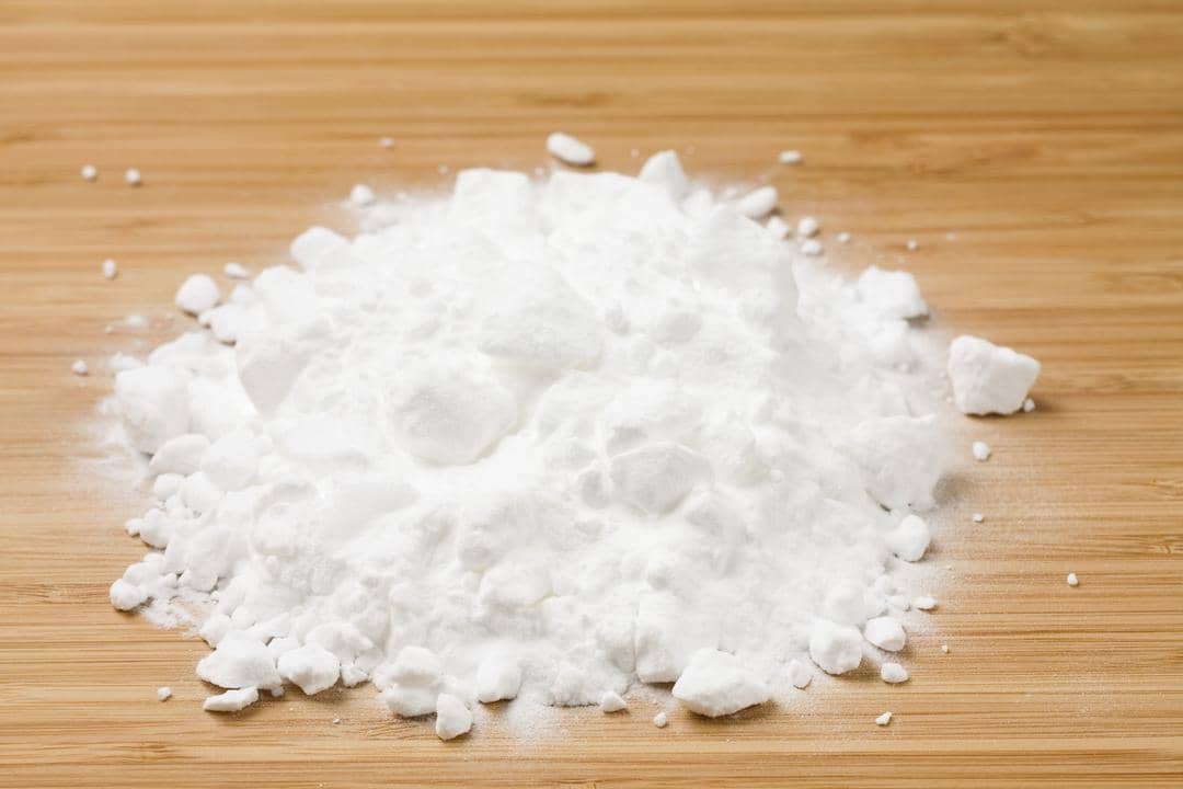 1. Kamu bisa mengandalkan baking soda untuk membuat pakaian kembali bersih dari jamur. Nggak sulit, kamu bisa oleskan baking soda yang telah dicampur dengan air pada bagian pakaian yang muncul bintik hitam. Diamkan selama 15 menit, lalu gosok dengan sikat gigi bekas. Jika sudah, tinggal bilas pakaian dengan air bersih deh!, 2. Kombinasi lemon dan garam diyakini ampuh untuk menghilangkan noda jamur pada pakaian, lho! Campur 2 sendok garam dan air lemon kedalam air hangat. Rendam pakaian berjamur selama 30 menit lalu kamu bisa melanjutkan mencuci dengan detergen dan air biasa., 3. Cuka memang bahan alami yang ampuh untuk membunuh jamur dan aman untuk segala pakaian. Kamu cukup merendam pakaianmu semalaman dalam larutan cuka dan air. Pagi harinya, kamu bisa mencuci pakaianmu seperti biasa. Mudah kan?, 4. Khusus untuk pakaian berwarna putih, cara paling mudah dan praktis dengan menggunakan pemutih pakaian. Jangan rendam pakaian terlalu lama, supaya serat pakaianmu tetap kuat., 5. Terakhir, gunakan air panas untuk menghilangkan jamur pada pakaian. Rendam pakaian sampai noda jamur tidak lagi menempel pada pakaian.