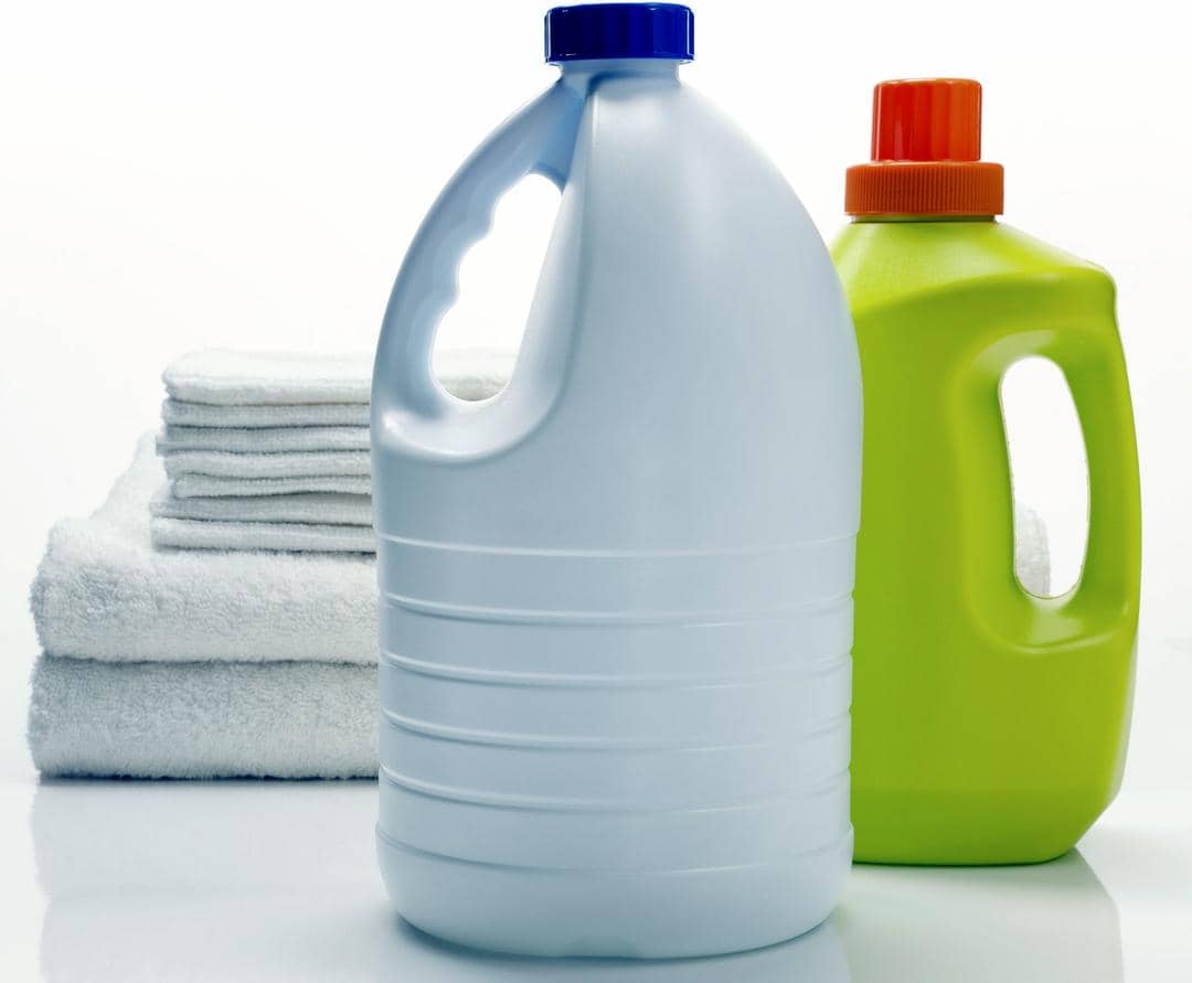 1. Kamu bisa mengandalkan baking soda untuk membuat pakaian kembali bersih dari jamur. Nggak sulit, kamu bisa oleskan baking soda yang telah dicampur dengan air pada bagian pakaian yang muncul bintik hitam. Diamkan selama 15 menit, lalu gosok dengan sikat gigi bekas. Jika sudah, tinggal bilas pakaian dengan air bersih deh!, 2. Kombinasi lemon dan garam diyakini ampuh untuk menghilangkan noda jamur pada pakaian, lho! Campur 2 sendok garam dan air lemon kedalam air hangat. Rendam pakaian berjamur selama 30 menit lalu kamu bisa melanjutkan mencuci dengan detergen dan air biasa., 3. Cuka memang bahan alami yang ampuh untuk membunuh jamur dan aman untuk segala pakaian. Kamu cukup merendam pakaianmu semalaman dalam larutan cuka dan air. Pagi harinya, kamu bisa mencuci pakaianmu seperti biasa. Mudah kan?, 4. Khusus untuk pakaian berwarna putih, cara paling mudah dan praktis dengan menggunakan pemutih pakaian. Jangan rendam pakaian terlalu lama, supaya serat pakaianmu tetap kuat., 5. Terakhir, gunakan air panas untuk menghilangkan jamur pada pakaian. Rendam pakaian sampai noda jamur tidak lagi menempel pada pakaian.