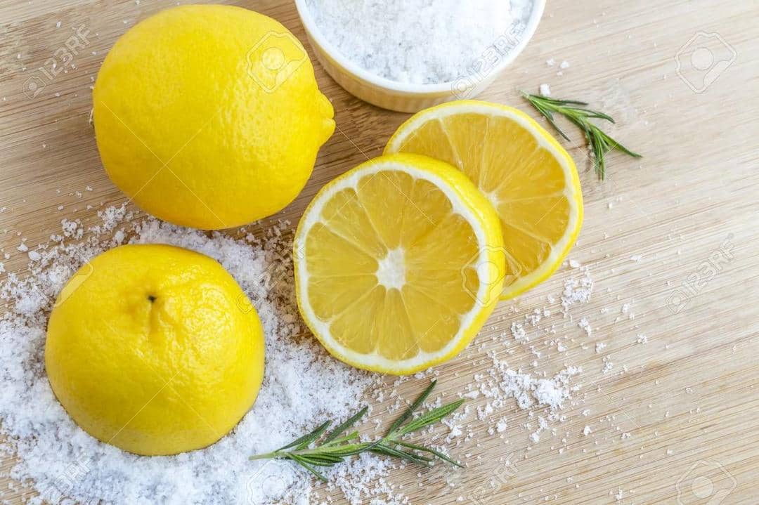 1. Kamu bisa mengandalkan baking soda untuk membuat pakaian kembali bersih dari jamur. Nggak sulit, kamu bisa oleskan baking soda yang telah dicampur dengan air pada bagian pakaian yang muncul bintik hitam. Diamkan selama 15 menit, lalu gosok dengan sikat gigi bekas. Jika sudah, tinggal bilas pakaian dengan air bersih deh!, 2. Kombinasi lemon dan garam diyakini ampuh untuk menghilangkan noda jamur pada pakaian, lho! Campur 2 sendok garam dan air lemon kedalam air hangat. Rendam pakaian berjamur selama 30 menit lalu kamu bisa melanjutkan mencuci dengan detergen dan air biasa., 3. Cuka memang bahan alami yang ampuh untuk membunuh jamur dan aman untuk segala pakaian. Kamu cukup merendam pakaianmu semalaman dalam larutan cuka dan air. Pagi harinya, kamu bisa mencuci pakaianmu seperti biasa. Mudah kan?, 4. Khusus untuk pakaian berwarna putih, cara paling mudah dan praktis dengan menggunakan pemutih pakaian. Jangan rendam pakaian terlalu lama, supaya serat pakaianmu tetap kuat., 5. Terakhir, gunakan air panas untuk menghilangkan jamur pada pakaian. Rendam pakaian sampai noda jamur tidak lagi menempel pada pakaian.