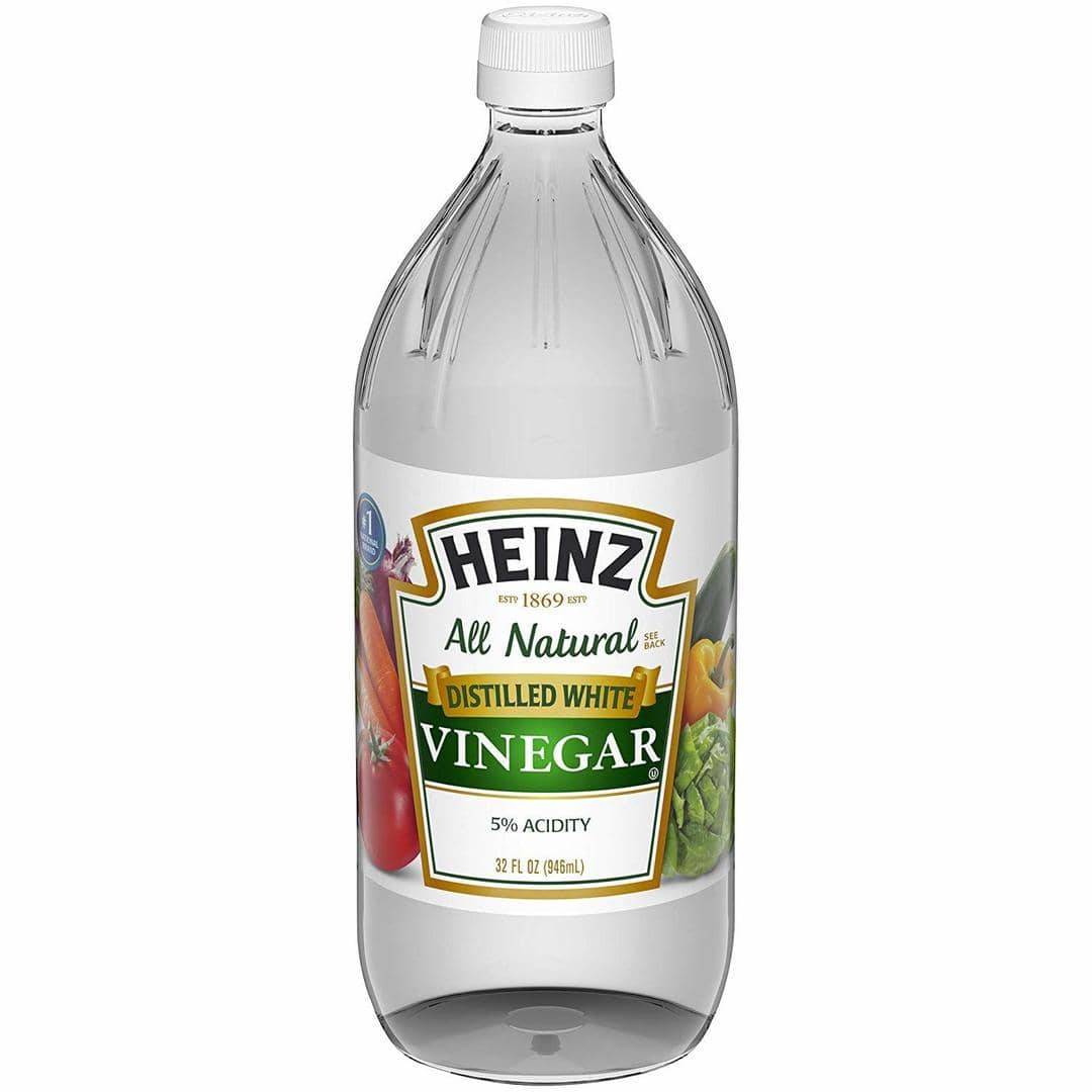 1. Kamu bisa mengandalkan baking soda untuk membuat pakaian kembali bersih dari jamur. Nggak sulit, kamu bisa oleskan baking soda yang telah dicampur dengan air pada bagian pakaian yang muncul bintik hitam. Diamkan selama 15 menit, lalu gosok dengan sikat gigi bekas. Jika sudah, tinggal bilas pakaian dengan air bersih deh!, 2. Kombinasi lemon dan garam diyakini ampuh untuk menghilangkan noda jamur pada pakaian, lho! Campur 2 sendok garam dan air lemon kedalam air hangat. Rendam pakaian berjamur selama 30 menit lalu kamu bisa melanjutkan mencuci dengan detergen dan air biasa., 3. Cuka memang bahan alami yang ampuh untuk membunuh jamur dan aman untuk segala pakaian. Kamu cukup merendam pakaianmu semalaman dalam larutan cuka dan air. Pagi harinya, kamu bisa mencuci pakaianmu seperti biasa. Mudah kan?, 4. Khusus untuk pakaian berwarna putih, cara paling mudah dan praktis dengan menggunakan pemutih pakaian. Jangan rendam pakaian terlalu lama, supaya serat pakaianmu tetap kuat., 5. Terakhir, gunakan air panas untuk menghilangkan jamur pada pakaian. Rendam pakaian sampai noda jamur tidak lagi menempel pada pakaian.