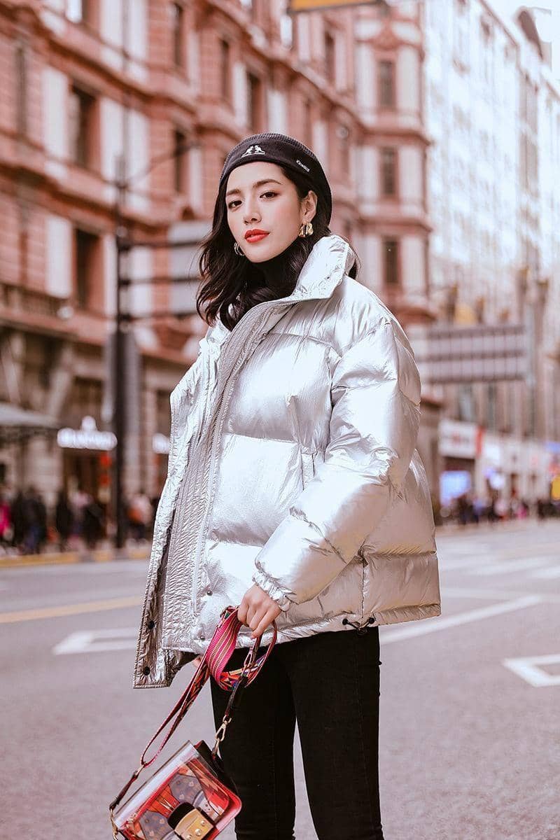 1. Pasangkan atasan dan bawahan silver sudah pasti catchy, namun kamu bisa memberikan look yang semakin statement dengan fuchsia heels dan sunglasses., 2. Jangan ragu menggunakan warna silver saat siang hari! Gunakan silver sequin dress dengan white pump shoes sebagai alas kaki yang dipasangakan dengan blazer abu-abu., 3. Puffer jacket memang pas saat cuaca dingin. Pilih puffer jacket warna silver untuk membuat penampilanmmu semakin keren., 4. Pencil skirt warna silver akan semakin wearable digunakan sehari-hari dengan sweater. Jangan lupa untuk memberikan kesan statement dengan clutch dan heels berwarna vibran., 5. Dress abu-abu akan berubah 180 derajat semakin standout dengan boots silver yang futuristik banget. Coba deh!