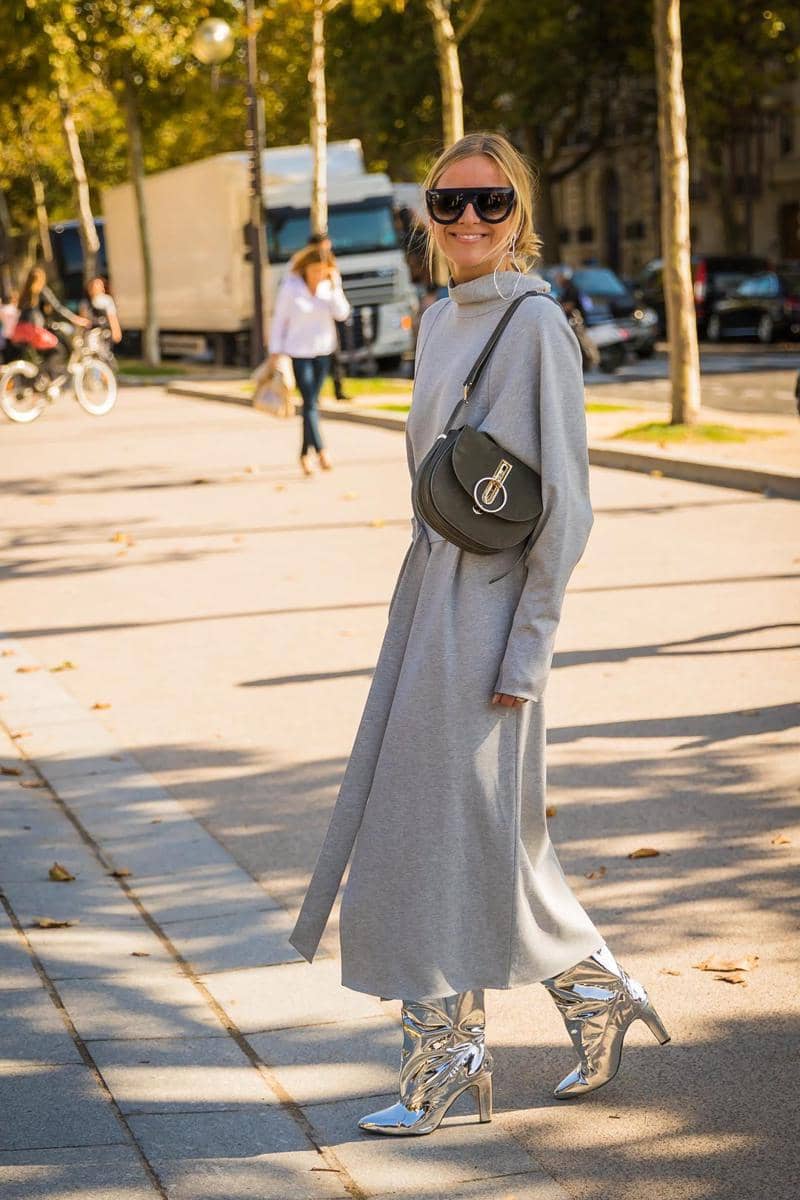 1. Pasangkan atasan dan bawahan silver sudah pasti catchy, namun kamu bisa memberikan look yang semakin statement dengan fuchsia heels dan sunglasses., 2. Jangan ragu menggunakan warna silver saat siang hari! Gunakan silver sequin dress dengan white pump shoes sebagai alas kaki yang dipasangakan dengan blazer abu-abu., 3. Puffer jacket memang pas saat cuaca dingin. Pilih puffer jacket warna silver untuk membuat penampilanmmu semakin keren., 4. Pencil skirt warna silver akan semakin wearable digunakan sehari-hari dengan sweater. Jangan lupa untuk memberikan kesan statement dengan clutch dan heels berwarna vibran., 5. Dress abu-abu akan berubah 180 derajat semakin standout dengan boots silver yang futuristik banget. Coba deh!