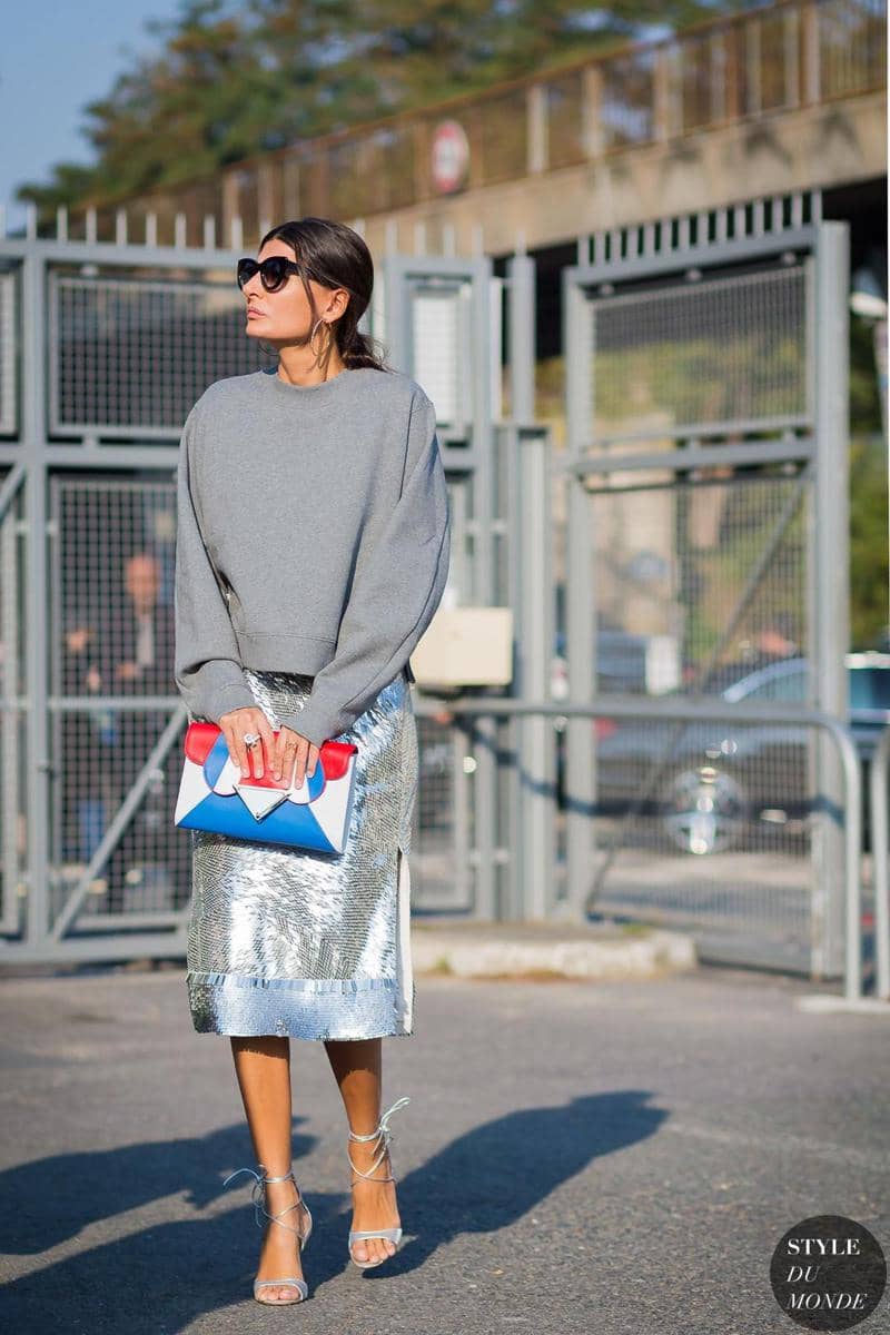 1. Pasangkan atasan dan bawahan silver sudah pasti catchy, namun kamu bisa memberikan look yang semakin statement dengan fuchsia heels dan sunglasses., 2. Jangan ragu menggunakan warna silver saat siang hari! Gunakan silver sequin dress dengan white pump shoes sebagai alas kaki yang dipasangakan dengan blazer abu-abu., 3. Puffer jacket memang pas saat cuaca dingin. Pilih puffer jacket warna silver untuk membuat penampilanmmu semakin keren., 4. Pencil skirt warna silver akan semakin wearable digunakan sehari-hari dengan sweater. Jangan lupa untuk memberikan kesan statement dengan clutch dan heels berwarna vibran., 5. Dress abu-abu akan berubah 180 derajat semakin standout dengan boots silver yang futuristik banget. Coba deh!