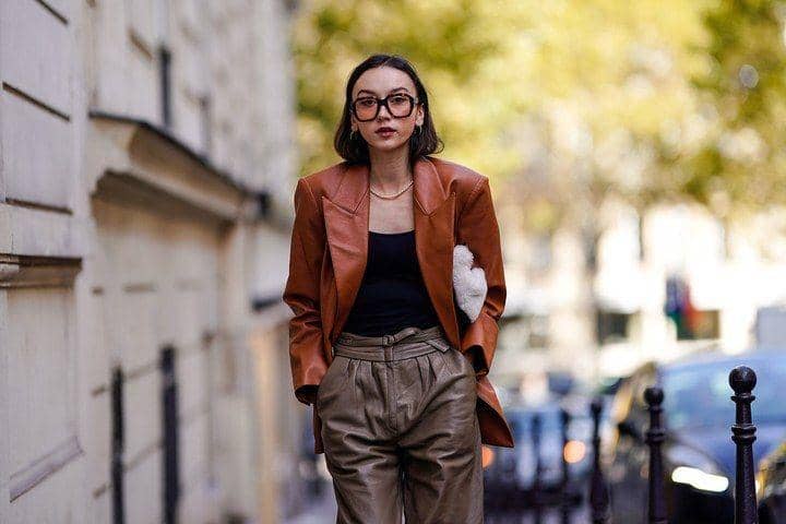 1. Sweater cokelat akan terlihat semakin menarik saat dipasangkan dengan leather skirt. Jangan ragu untuk memakai ankle boost dan sunglasses untuk look yang semakin edgy., 2. Serba cokelat sebagai pilihan outfit akan lebih keren dengan fleece jacket. Boots atau sneakers sebagai pilihan sepatu akan sama-sama oke kok., 3. Berencana mengandalkan bahan kulit saat formal look, pilih leather jacket warna cokelat yang bisa kamu kombinasikan dengan black top atau kemeja., 4. Masih formal look, memasangkan kemeja putih dengan rompi cokelat akan membuat penampilanmu jadi lebih menarik lho! Pilih celana bermotif dan leather bag nggak kalah catchy., 5. Punya trench coat yang jarang dipakai, kamu bisa mulai memasangkannya dengan t-shirt dan slit skirt. Terlihat stunning walau effortless.