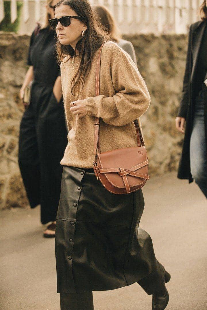 1. Sweater cokelat akan terlihat semakin menarik saat dipasangkan dengan leather skirt. Jangan ragu untuk memakai ankle boost dan sunglasses untuk look yang semakin edgy., 2. Serba cokelat sebagai pilihan outfit akan lebih keren dengan fleece jacket. Boots atau sneakers sebagai pilihan sepatu akan sama-sama oke kok., 3. Berencana mengandalkan bahan kulit saat formal look, pilih leather jacket warna cokelat yang bisa kamu kombinasikan dengan black top atau kemeja., 4. Masih formal look, memasangkan kemeja putih dengan rompi cokelat akan membuat penampilanmu jadi lebih menarik lho! Pilih celana bermotif dan leather bag nggak kalah catchy., 5. Punya trench coat yang jarang dipakai, kamu bisa mulai memasangkannya dengan t-shirt dan slit skirt. Terlihat stunning walau effortless.