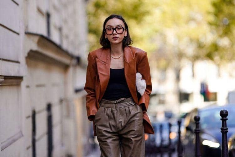 1. Sweater cokelat akan terlihat semakin menarik saat dipasangkan dengan leather skirt. Jangan ragu untuk memakai ankle boost dan sunglasses untuk look yang semakin edgy., 2. Serba cokelat sebagai pilihan outfit akan lebih keren dengan fleece jacket. Boots atau sneakers sebagai pilihan sepatu akan sama-sama oke kok., 3. Berencana mengandalkan bahan kulit saat formal look, pilih leather jacket warna cokelat yang bisa kamu kombinasikan dengan black top atau kemeja., 4. Masih formal look, memasangkan kemeja putih dengan rompi cokelat akan membuat penampilanmu jadi lebih menarik lho! Pilih celana bermotif dan leather bag nggak kalah catchy., 5. Punya trench coat yang jarang dipakai, kamu bisa mulai memasangkannya dengan t-shirt dan slit skirt. Terlihat stunning walau effortless.