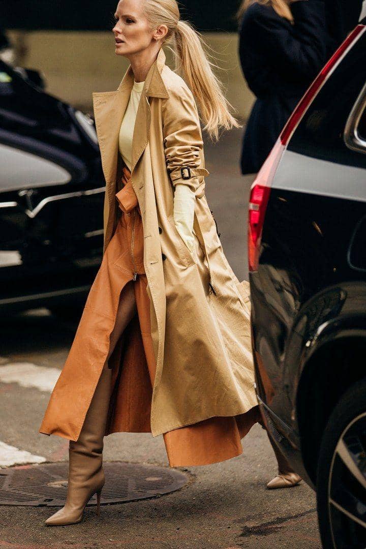 1. Sweater cokelat akan terlihat semakin menarik saat dipasangkan dengan leather skirt. Jangan ragu untuk memakai ankle boost dan sunglasses untuk look yang semakin edgy., 2. Serba cokelat sebagai pilihan outfit akan lebih keren dengan fleece jacket. Boots atau sneakers sebagai pilihan sepatu akan sama-sama oke kok., 3. Berencana mengandalkan bahan kulit saat formal look, pilih leather jacket warna cokelat yang bisa kamu kombinasikan dengan black top atau kemeja., 4. Masih formal look, memasangkan kemeja putih dengan rompi cokelat akan membuat penampilanmu jadi lebih menarik lho! Pilih celana bermotif dan leather bag nggak kalah catchy., 5. Punya trench coat yang jarang dipakai, kamu bisa mulai memasangkannya dengan t-shirt dan slit skirt. Terlihat stunning walau effortless.