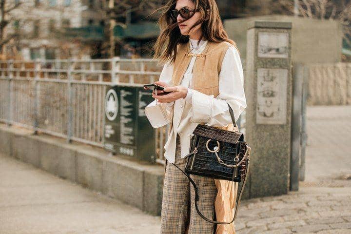 1. Sweater cokelat akan terlihat semakin menarik saat dipasangkan dengan leather skirt. Jangan ragu untuk memakai ankle boost dan sunglasses untuk look yang semakin edgy., 2. Serba cokelat sebagai pilihan outfit akan lebih keren dengan fleece jacket. Boots atau sneakers sebagai pilihan sepatu akan sama-sama oke kok., 3. Berencana mengandalkan bahan kulit saat formal look, pilih leather jacket warna cokelat yang bisa kamu kombinasikan dengan black top atau kemeja., 4. Masih formal look, memasangkan kemeja putih dengan rompi cokelat akan membuat penampilanmu jadi lebih menarik lho! Pilih celana bermotif dan leather bag nggak kalah catchy., 5. Punya trench coat yang jarang dipakai, kamu bisa mulai memasangkannya dengan t-shirt dan slit skirt. Terlihat stunning walau effortless.