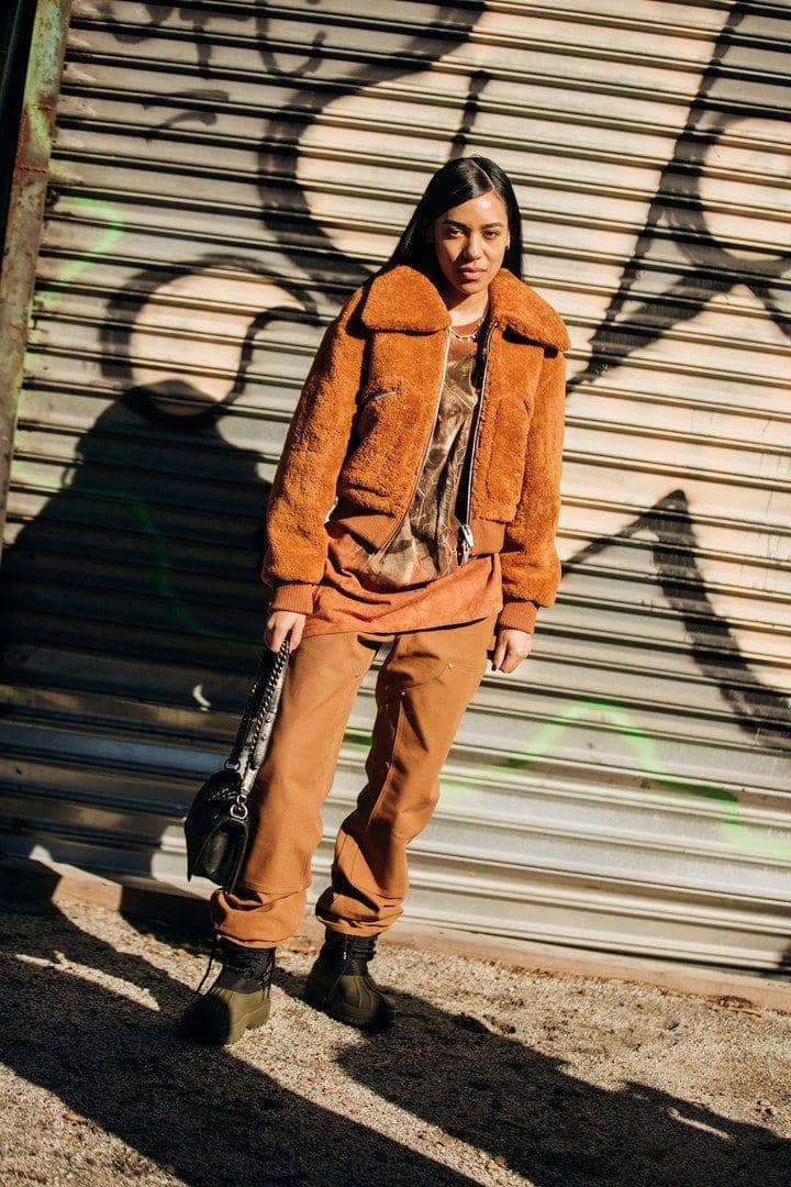 1. Sweater cokelat akan terlihat semakin menarik saat dipasangkan dengan leather skirt. Jangan ragu untuk memakai ankle boost dan sunglasses untuk look yang semakin edgy., 2. Serba cokelat sebagai pilihan outfit akan lebih keren dengan fleece jacket. Boots atau sneakers sebagai pilihan sepatu akan sama-sama oke kok., 3. Berencana mengandalkan bahan kulit saat formal look, pilih leather jacket warna cokelat yang bisa kamu kombinasikan dengan black top atau kemeja., 4. Masih formal look, memasangkan kemeja putih dengan rompi cokelat akan membuat penampilanmu jadi lebih menarik lho! Pilih celana bermotif dan leather bag nggak kalah catchy., 5. Punya trench coat yang jarang dipakai, kamu bisa mulai memasangkannya dengan t-shirt dan slit skirt. Terlihat stunning walau effortless.