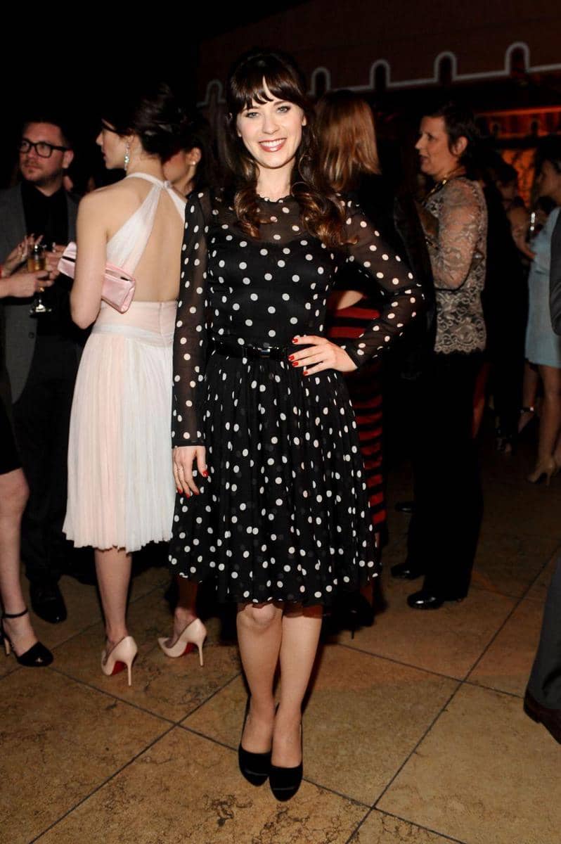 1. Dita Von Teese termasuk seleb yang sering banget bergaya vintage untuk sehari-hari. Seperti look yang satu ini, saat memadukan knee-length floral shift dress dengan coat yang high heels hitam., 2. Terlihat simpel dengan floral dress, knee-high socks dan boots, gaya Katy Perry tetap memesona ya!, 3. Motif polka dot dan vintage memang dua hal yang nggak bisa dilepaskan. Seperti gaya Zooey Deschanel yang manis dengan sheer dress dan heels hitam., 4. Taylor Swift dengan gaya chic namun tetap memberikan unsur vintage dengan two-piece crop top and skirt bermotif polka dot., 5. Kombinasi antara silk camel coat, navy midi dress dan cat eye sunglasses sebagai aksesorinya langsung membuat gaya Scarlett Johansson tampak timeless. Keren!