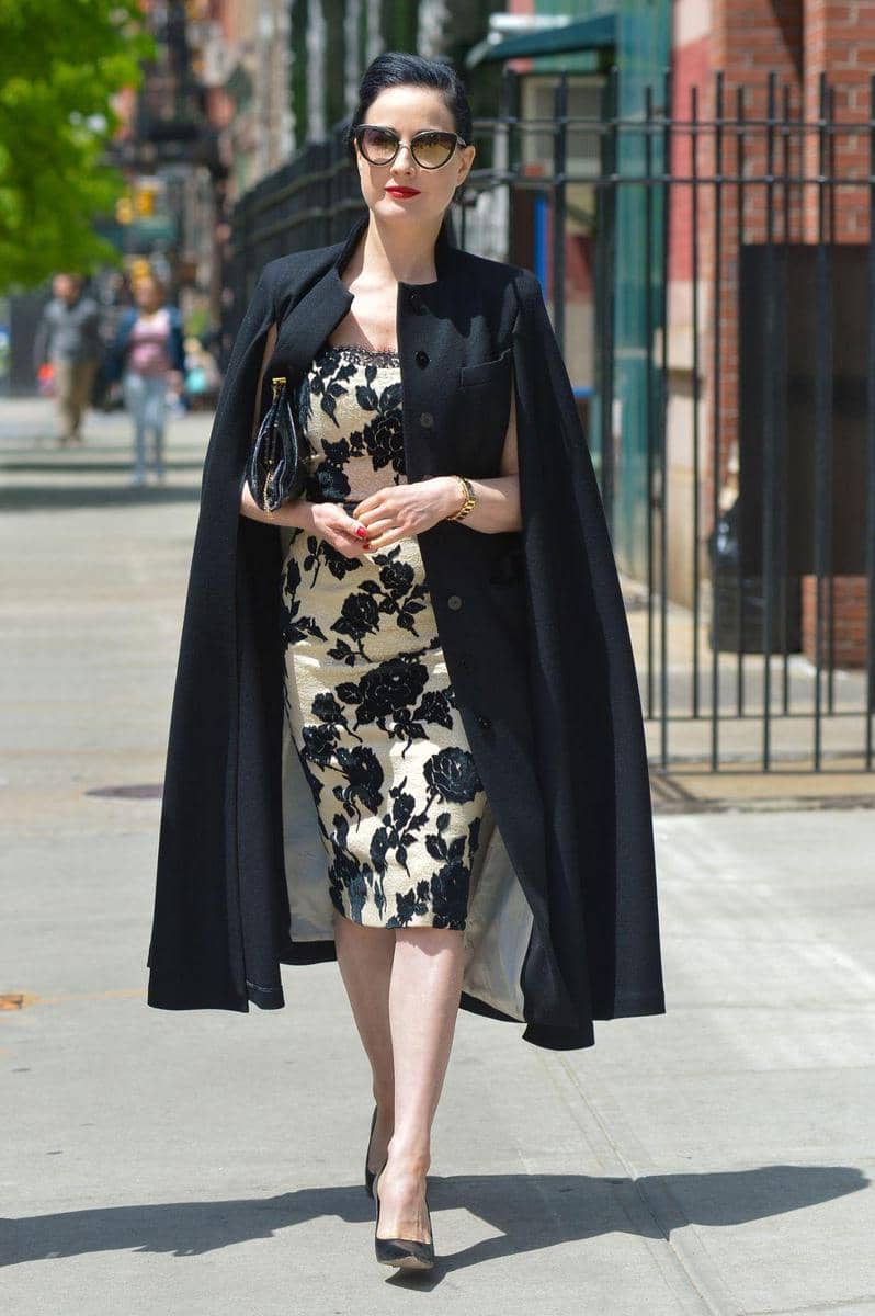 1. Dita Von Teese termasuk seleb yang sering banget bergaya vintage untuk sehari-hari. Seperti look yang satu ini, saat memadukan knee-length floral shift dress dengan coat yang high heels hitam., 2. Terlihat simpel dengan floral dress, knee-high socks dan boots, gaya Katy Perry tetap memesona ya!, 3. Motif polka dot dan vintage memang dua hal yang nggak bisa dilepaskan. Seperti gaya Zooey Deschanel yang manis dengan sheer dress dan heels hitam., 4. Taylor Swift dengan gaya chic namun tetap memberikan unsur vintage dengan two-piece crop top and skirt bermotif polka dot., 5. Kombinasi antara silk camel coat, navy midi dress dan cat eye sunglasses sebagai aksesorinya langsung membuat gaya Scarlett Johansson tampak timeless. Keren!