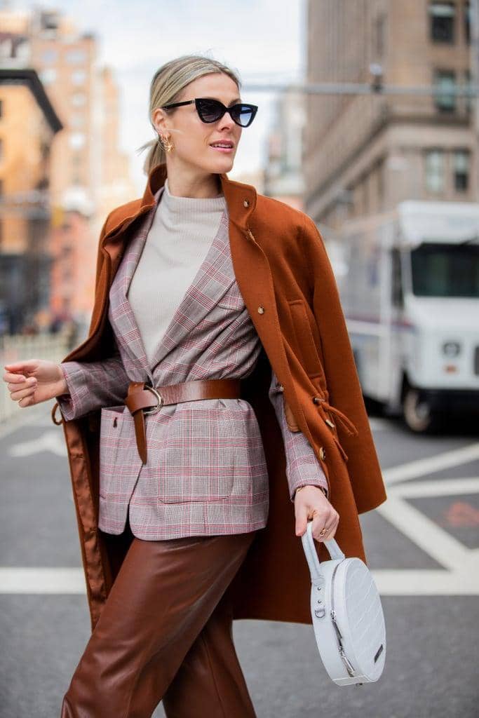 1. Ikat pinggang kulit warna hitam bisa menjadi pilihan yang tepat ketika akan memakai outfit bernuansa denim., 2. Ikat pinggang dengan logo yang ikonik akan menyempurnakan penampilanmu yang edgy saat pakai blanket-style layer dan high knee boots., 3. Jadikan OOTD ke kantor lebih modis dengan perpaduan blazer dan ikat pinggang warna cokelat yang senada dengan leather pants. Saat musim hujan, jangan ragu menambahkan coat sebagai outerwear., 4. Berniat pakai outfit yang simpel saat berakhir pekan dengan sleeveless top dan white pants, coba tambahkan ikat pinggang berwarna kontras sebagai aksesorinya. Terlihat minimalis namun bisa buat gayamu tampak beda., 5. Slip dress yang terkesan seksi bisa berubah 180 derajat menjadi busana yang tampak lebih keren ketika ditambahkan ikat pinggang dan ankle boots lho! Berani coba?
