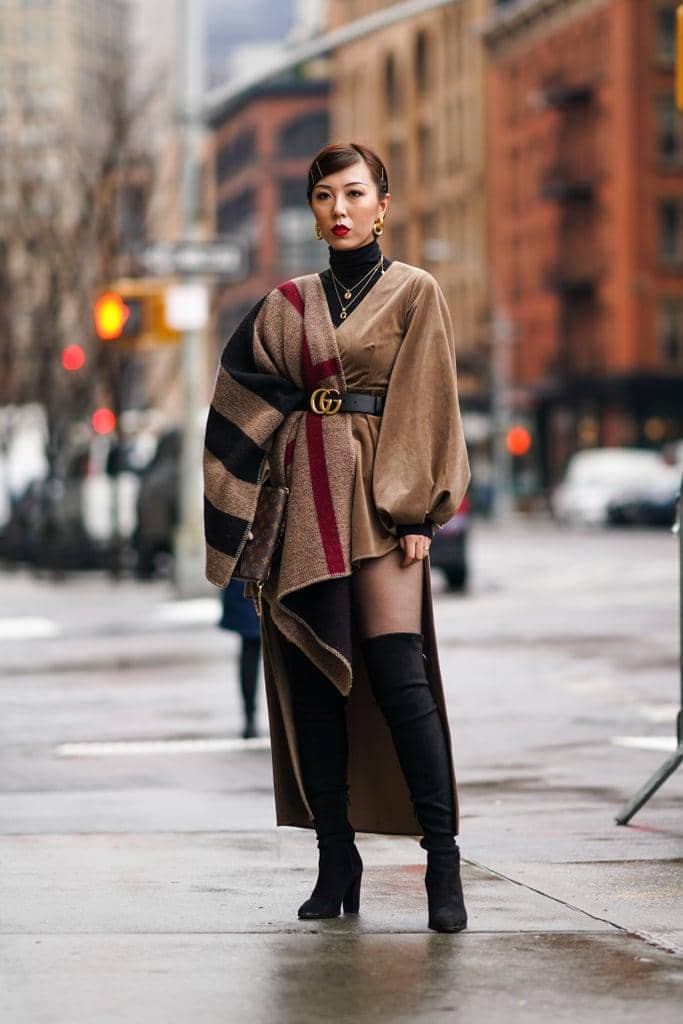 1. Ikat pinggang kulit warna hitam bisa menjadi pilihan yang tepat ketika akan memakai outfit bernuansa denim., 2. Ikat pinggang dengan logo yang ikonik akan menyempurnakan penampilanmu yang edgy saat pakai blanket-style layer dan high knee boots., 3. Jadikan OOTD ke kantor lebih modis dengan perpaduan blazer dan ikat pinggang warna cokelat yang senada dengan leather pants. Saat musim hujan, jangan ragu menambahkan coat sebagai outerwear., 4. Berniat pakai outfit yang simpel saat berakhir pekan dengan sleeveless top dan white pants, coba tambahkan ikat pinggang berwarna kontras sebagai aksesorinya. Terlihat minimalis namun bisa buat gayamu tampak beda., 5. Slip dress yang terkesan seksi bisa berubah 180 derajat menjadi busana yang tampak lebih keren ketika ditambahkan ikat pinggang dan ankle boots lho! Berani coba?