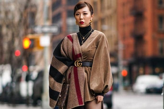 1. Ikat pinggang kulit warna hitam bisa menjadi pilihan yang tepat ketika akan memakai outfit bernuansa denim., 2. Ikat pinggang dengan logo yang ikonik akan menyempurnakan penampilanmu yang edgy saat pakai blanket-style layer dan high knee boots., 3. Jadikan OOTD ke kantor lebih modis dengan perpaduan blazer dan ikat pinggang warna cokelat yang senada dengan leather pants. Saat musim hujan, jangan ragu menambahkan coat sebagai outerwear., 4. Berniat pakai outfit yang simpel saat berakhir pekan dengan sleeveless top dan white pants, coba tambahkan ikat pinggang berwarna kontras sebagai aksesorinya. Terlihat minimalis namun bisa buat gayamu tampak beda., 5. Slip dress yang terkesan seksi bisa berubah 180 derajat menjadi busana yang tampak lebih keren ketika ditambahkan ikat pinggang dan ankle boots lho! Berani coba?