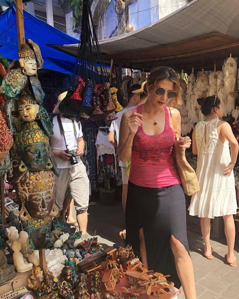 Instagram.com/tamarableszynskiofficial, 1. Berada di pulau yang terkesan cuek soal penampilan, Tamara Bleszynski tetap tampil modis dengan stripped jumpsuit dan sandal., 2. Cukup dengan kaos dan mini skirt, Tamara Bleszynski tampak menarik!, 3. Diintip dari akun Instagram pribadinya, Tamara Bleszynski suka banget pakai kebaya khas Bali, mulai dari warna hijau hingga putih., 4. Tank top dan slit skirt menjadi pilihannya saat pergi ke pasar tradisional., 5. Pesona Tamara Bleszynski memang nggak bisa terlupakan walau berpakaian simpel dan kasual.