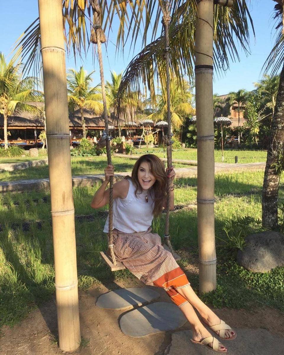 Instagram.com/tamarableszynskiofficial, 1. Berada di pulau yang terkesan cuek soal penampilan, Tamara Bleszynski tetap tampil modis dengan stripped jumpsuit dan sandal., 2. Cukup dengan kaos dan mini skirt, Tamara Bleszynski tampak menarik!, 3. Diintip dari akun Instagram pribadinya, Tamara Bleszynski suka banget pakai kebaya khas Bali, mulai dari warna hijau hingga putih., 4. Tank top dan slit skirt menjadi pilihannya saat pergi ke pasar tradisional., 5. Pesona Tamara Bleszynski memang nggak bisa terlupakan walau berpakaian simpel dan kasual.