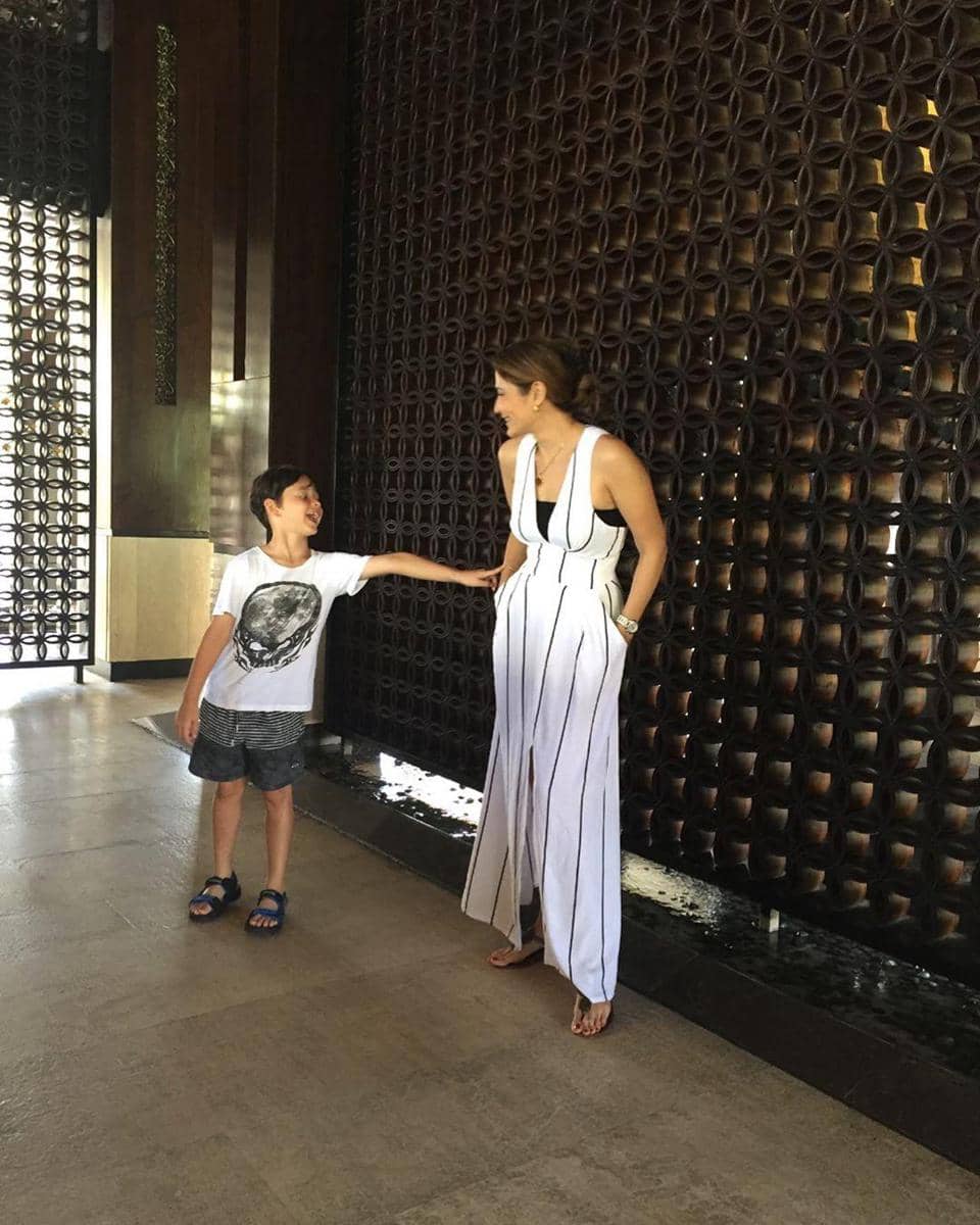 Instagram.com/tamarableszynskiofficial, 1. Berada di pulau yang terkesan cuek soal penampilan, Tamara Bleszynski tetap tampil modis dengan stripped jumpsuit dan sandal., 2. Cukup dengan kaos dan mini skirt, Tamara Bleszynski tampak menarik!, 3. Diintip dari akun Instagram pribadinya, Tamara Bleszynski suka banget pakai kebaya khas Bali, mulai dari warna hijau hingga putih., 4. Tank top dan slit skirt menjadi pilihannya saat pergi ke pasar tradisional., 5. Pesona Tamara Bleszynski memang nggak bisa terlupakan walau berpakaian simpel dan kasual.