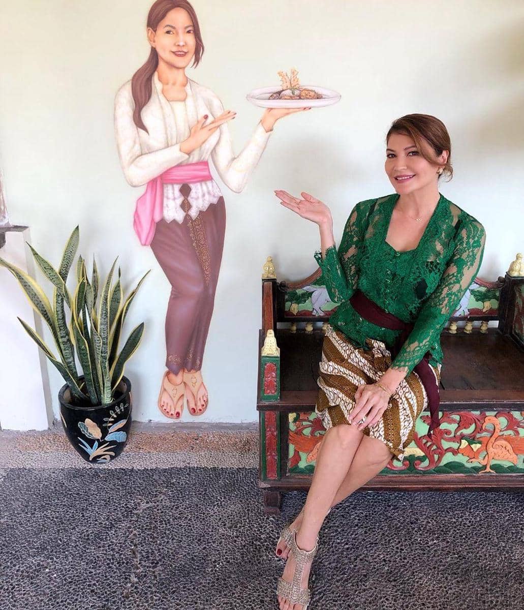 Instagram.com/tamarableszynskiofficial, 1. Berada di pulau yang terkesan cuek soal penampilan, Tamara Bleszynski tetap tampil modis dengan stripped jumpsuit dan sandal., 2. Cukup dengan kaos dan mini skirt, Tamara Bleszynski tampak menarik!, 3. Diintip dari akun Instagram pribadinya, Tamara Bleszynski suka banget pakai kebaya khas Bali, mulai dari warna hijau hingga putih., 4. Tank top dan slit skirt menjadi pilihannya saat pergi ke pasar tradisional., 5. Pesona Tamara Bleszynski memang nggak bisa terlupakan walau berpakaian simpel dan kasual.