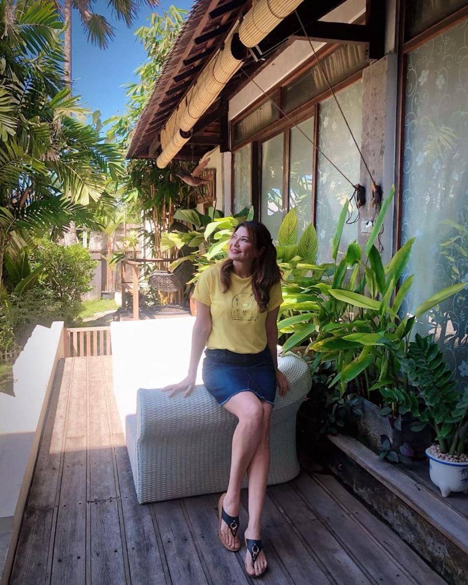 Instagram.com/tamarableszynskiofficial, 1. Berada di pulau yang terkesan cuek soal penampilan, Tamara Bleszynski tetap tampil modis dengan stripped jumpsuit dan sandal., 2. Cukup dengan kaos dan mini skirt, Tamara Bleszynski tampak menarik!, 3. Diintip dari akun Instagram pribadinya, Tamara Bleszynski suka banget pakai kebaya khas Bali, mulai dari warna hijau hingga putih., 4. Tank top dan slit skirt menjadi pilihannya saat pergi ke pasar tradisional., 5. Pesona Tamara Bleszynski memang nggak bisa terlupakan walau berpakaian simpel dan kasual.