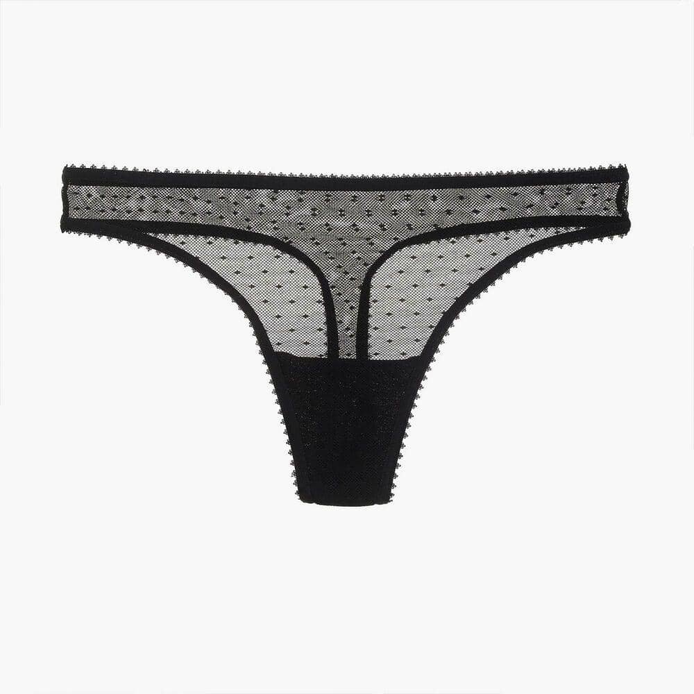 1. Salah satu hal penting yang perlu kamu lakukan adalah memilih underwear yang sesuai dengan ukuran pas. Pastikan tidak terlalu ketat atau terlalu longgar sehingga bisa memunculkan garis-garis underwear., 2. Simpelnya, kamu bisa memilih seamless underwear sebagai investasi pakaian dalam. Jenis pakaian dalam yang satu ini cukup unik karena tidak memiliki garis jahitan. Aman deh!, 3. Berniat menggunakan pakaian yang membentuk badan, andalkan thong sebagai pilihan celana dalam. Thong diyakini tidak akan menimbulkan garis timbul pada pakaianmu sehingga cocok dipakai saat menggunakan skinny pants atau bodycon dress., 4. Setelah menggunakan underwear, kamu bisa gunakan tights atau tank top sebelum memakai pakaian inti. Bahannya yang membentuk tubuh akan menyamarkan garis-garis pada underwear., 5. Tips terakhir, hindari memilih underwear yang memiliki warna atau motif mencolok. Hal itu bisa membuat pakaian dalam rentan menerawang ketika menggunakan pakaian berbahan tipis. Warna-warna netral yang polos sudah cukup kok.