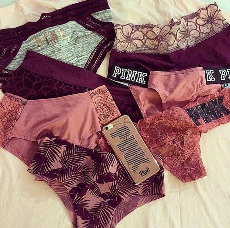 1. Salah satu hal penting yang perlu kamu lakukan adalah memilih underwear yang sesuai dengan ukuran pas. Pastikan tidak terlalu ketat atau terlalu longgar sehingga bisa memunculkan garis-garis underwear., 2. Simpelnya, kamu bisa memilih seamless underwear sebagai investasi pakaian dalam. Jenis pakaian dalam yang satu ini cukup unik karena tidak memiliki garis jahitan. Aman deh!, 3. Berniat menggunakan pakaian yang membentuk badan, andalkan thong sebagai pilihan celana dalam. Thong diyakini tidak akan menimbulkan garis timbul pada pakaianmu sehingga cocok dipakai saat menggunakan skinny pants atau bodycon dress., 4. Setelah menggunakan underwear, kamu bisa gunakan tights atau tank top sebelum memakai pakaian inti. Bahannya yang membentuk tubuh akan menyamarkan garis-garis pada underwear., 5. Tips terakhir, hindari memilih underwear yang memiliki warna atau motif mencolok. Hal itu bisa membuat pakaian dalam rentan menerawang ketika menggunakan pakaian berbahan tipis. Warna-warna netral yang polos sudah cukup kok.