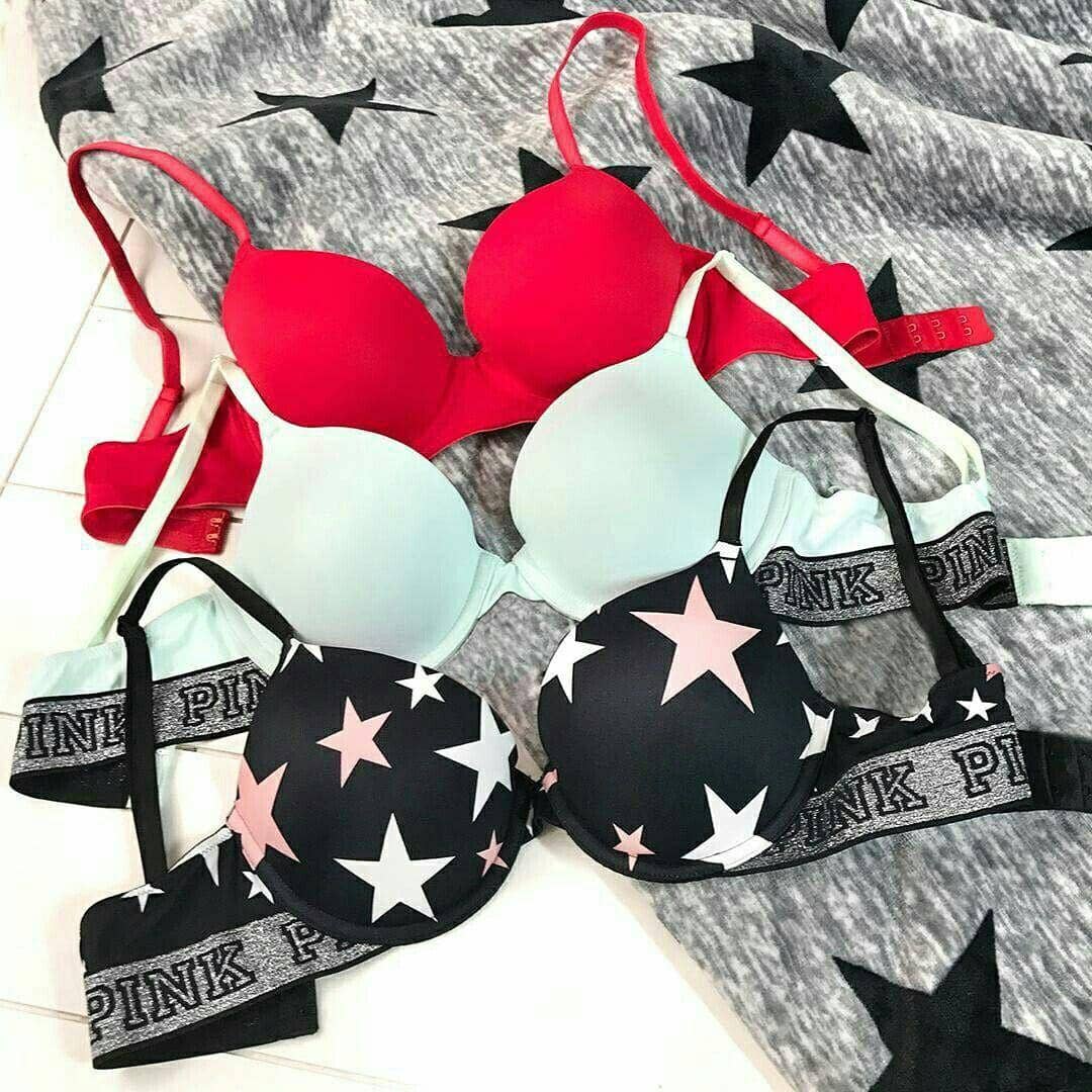 1. Salah satu hal penting yang perlu kamu lakukan adalah memilih underwear yang sesuai dengan ukuran pas. Pastikan tidak terlalu ketat atau terlalu longgar sehingga bisa memunculkan garis-garis underwear., 2. Simpelnya, kamu bisa memilih seamless underwear sebagai investasi pakaian dalam. Jenis pakaian dalam yang satu ini cukup unik karena tidak memiliki garis jahitan. Aman deh!, 3. Berniat menggunakan pakaian yang membentuk badan, andalkan thong sebagai pilihan celana dalam. Thong diyakini tidak akan menimbulkan garis timbul pada pakaianmu sehingga cocok dipakai saat menggunakan skinny pants atau bodycon dress., 4. Setelah menggunakan underwear, kamu bisa gunakan tights atau tank top sebelum memakai pakaian inti. Bahannya yang membentuk tubuh akan menyamarkan garis-garis pada underwear., 5. Tips terakhir, hindari memilih underwear yang memiliki warna atau motif mencolok. Hal itu bisa membuat pakaian dalam rentan menerawang ketika menggunakan pakaian berbahan tipis. Warna-warna netral yang polos sudah cukup kok.