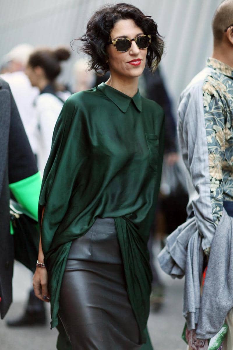 1. Perpaduan antara kemeja, sweater dan coat hijau emerald bisa menjadi look pertama yang kamu coba. Gunakan bersama ankle boots atau sneakers, sesuaikan saja dengan personal style-mu., 2. Tampil edgy sekaligus seksi, bisa banget! Caranya cukup padu-padankan cropped top dengan knee high boots, blazer dan mini skirt warna hijau emerald., 3. Perpaduan bahan satin dan kulit memang andalan untuk penampilan yang lebih standout. Mulai dengan memasangkan atasan hijau emerald dengan leather pencil skirt untuk sehari-hari. Coba deh!, 4. Gaya basic pakai black blouse langsung berubah jadi tampak semakin standout dengan pleated skirt hijau emerald dan perhiasan emas sebagai aksesori., 5. Tampil lebih catchy dengan color-block, pasangkan saja rok hijau emerald dengan pink blouse, clucth dan mules biru.