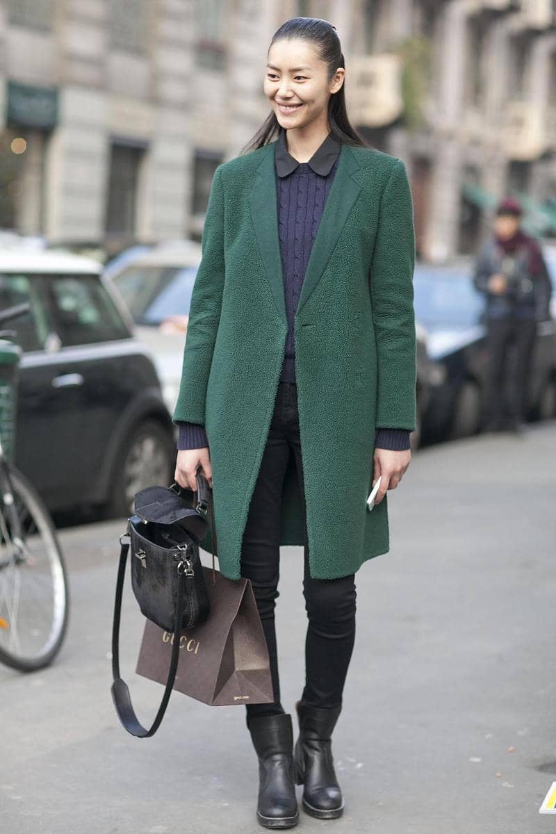 1. Perpaduan antara kemeja, sweater dan coat hijau emerald bisa menjadi look pertama yang kamu coba. Gunakan bersama ankle boots atau sneakers, sesuaikan saja dengan personal style-mu., 2. Tampil edgy sekaligus seksi, bisa banget! Caranya cukup padu-padankan cropped top dengan knee high boots, blazer dan mini skirt warna hijau emerald., 3. Perpaduan bahan satin dan kulit memang andalan untuk penampilan yang lebih standout. Mulai dengan memasangkan atasan hijau emerald dengan leather pencil skirt untuk sehari-hari. Coba deh!, 4. Gaya basic pakai black blouse langsung berubah jadi tampak semakin standout dengan pleated skirt hijau emerald dan perhiasan emas sebagai aksesori., 5. Tampil lebih catchy dengan color-block, pasangkan saja rok hijau emerald dengan pink blouse, clucth dan mules biru.